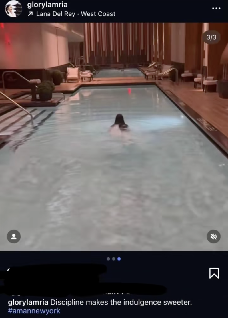 Glory mengunggah foto dirinya berenang di hotel mahal